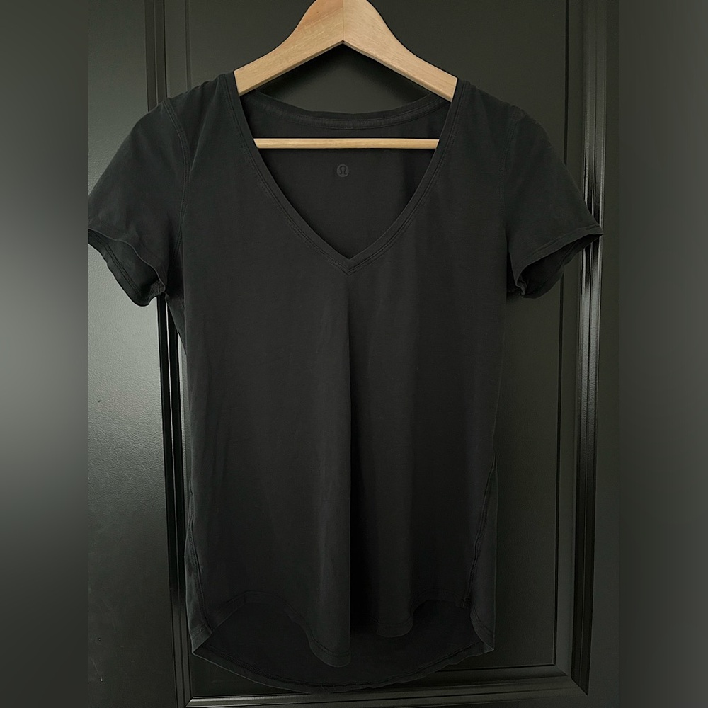Lululemon classic v neck T. Black. I think it’s size 4.